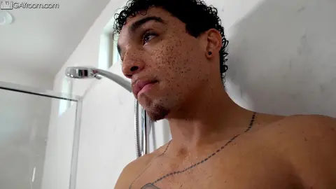Amone Bane & Aaron Allen – Morning Workout Rinse : Bareback sous la douche