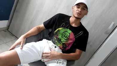 Le minet latino Naldo se branle sa grosse bite non circoncise dans un interview solo