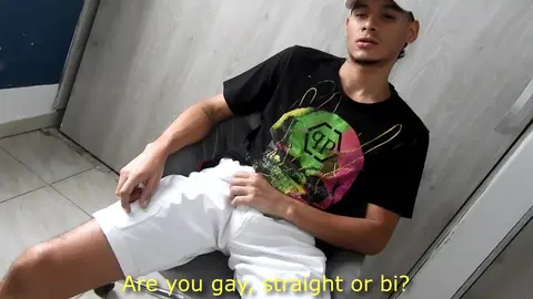 Le minet latino Naldo se branle sa grosse bite non circoncise dans un interview solo