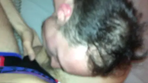 Deux twinks versatiles bien membrés en flip fuck s'échangent les trous