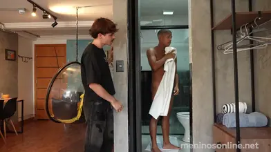 MeninosOnline : Gui Scott & Davi Silva – un minet rejoint son coloc black pour une baise crue
