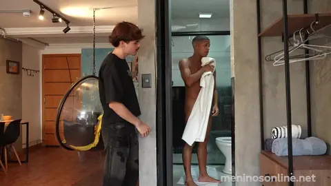 MeninosOnline : Gui Scott & Davi Silva – un minet rejoint son coloc black pour une baise crue
