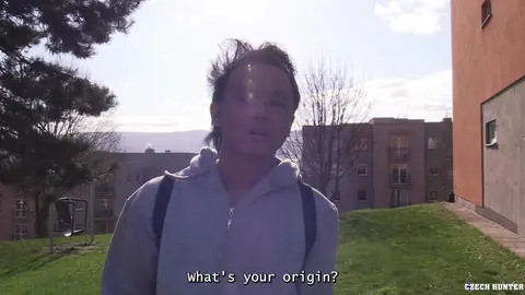 Czech Hunter drague un mignon étudiant minet asiatique et lui élargit le cul pour du cash