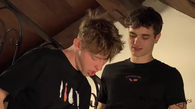 Wank Party #162 RAW – Backstage : Trois minets glabres bareback dans l’escalier