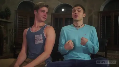 Les minets Travis Stevens & Tristan Adler baisent à cru après une interview mignonne