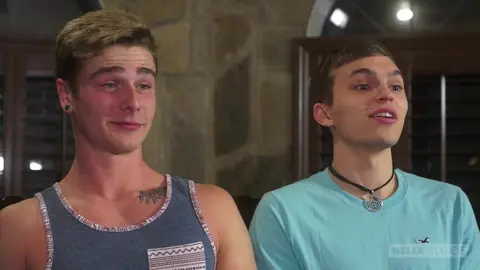 Les minets Travis Stevens & Tristan Adler baisent à cru après une interview mignonne