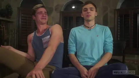 Les minets Travis Stevens & Tristan Adler baisent à cru après une interview mignonne