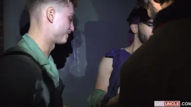 Un jeune soldat minet se fait sauter à cru en gangbang après avoir infiltré le bunker