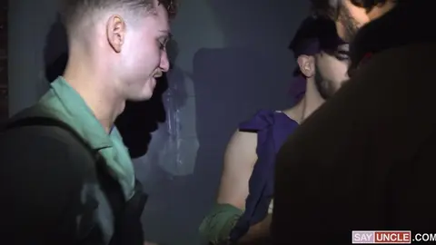 Un jeune soldat minet se fait sauter à cru en gangbang après avoir infiltré le bunker