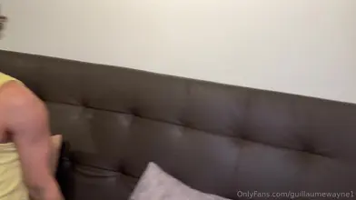 Le minet bouclé Austin Ponce se fait défoncer sans capote par un daddy musclé