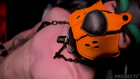Pup Geel & Pup Anubis – Orgie Gay Massive – Sexe de Groupe Sans Capote en Club Fétichiste