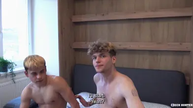 Best Of Threesomes Partie 2 : des gars tchèques de la rue convaincus de faire leur premier plan à trois à cru pour du cash
