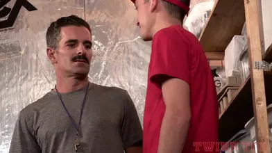 Le minet recrue mince Jack Andram baise son coach daddy moustachu sans capote