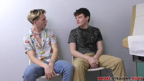 Deux minets minces se sucent et baisent dans une session sans capote bien chaude