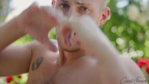 Présentation de Chase – un jock musclé se branle la grosse bite jusqu'à une énorme giclée