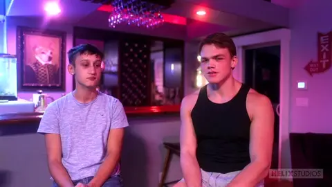 Des twinks Helix baisent dans toutes les positions dans la chambre