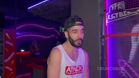 Le twunk mince Eneko Xtrem bien baisé sans capote par le stud poilu Koldo Goran dans un club
