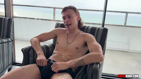 Crikey, elle est énorme ! Un minet svelte et ColbyKnox échangent leurs charges à cru sur le balcon