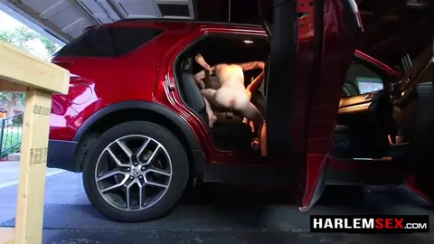 Un mince garçon blanc breedé sans capote dans une voiture par une grosse bite noire