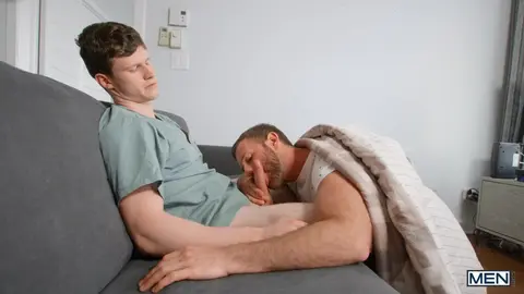 Un mignon couple de minets se relaie sur l'aide-soignant bien monté dans un plan à trois cru