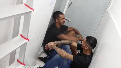 Enfermés : un Latino tatoué défonce sans capote un jeune minet svelte dans la cage d'escalier