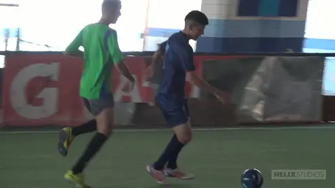 Des minets footballeurs Helix baisent à cru dans les vestiaires