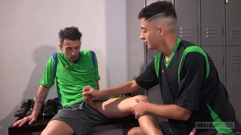 Des minets footballeurs Helix baisent à cru dans les vestiaires