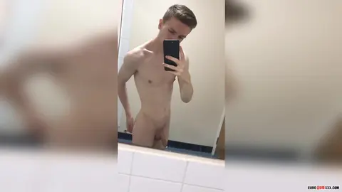 EBX – Alexander Light – Twink de salle de sport dans les toilettes