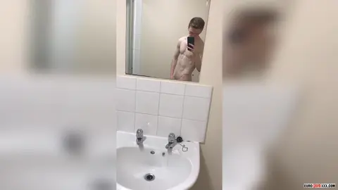 EBX – Alexander Light – Twink de salle de sport dans les toilettes
