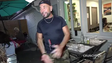 Baisé à cru dans un restaurant public