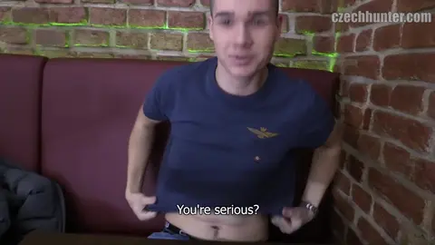Czech Hunter 332 : un étudiant hétéro fauché suce et se fait baiser pour du cash dans un bar de Prague