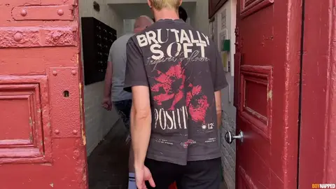 Kinky Twink Boy Comes To Play Partie 1 : le minet svelte Tyga ligoté et édgé par deux dominateurs pervers