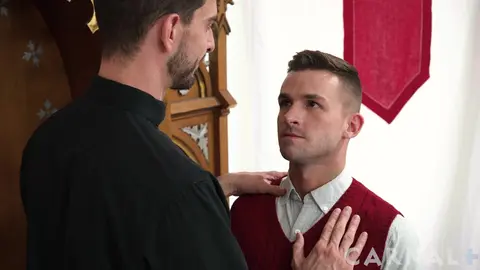 Altar Boy Lane Vol 1 - Devotionals : un minet écolier lisse se fait remplir par le prêtre à l'autel