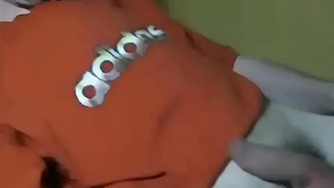 Un jeune footballeur excité se branle en tenue Adidas sur son lit au stage sportif