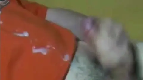 Un jeune footballeur excité se branle en tenue Adidas sur son lit au stage sportif