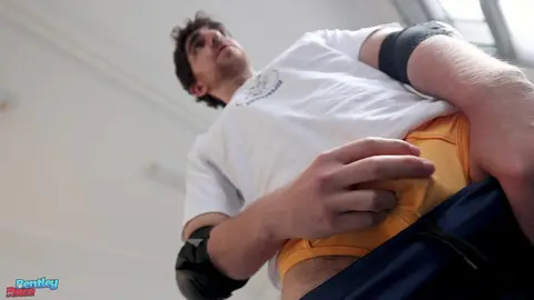 Troy caresse sa grosse bite avec un fleshlight