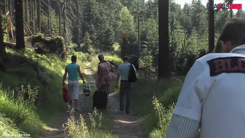 Les garçons le font dehors : Sc. 1 !