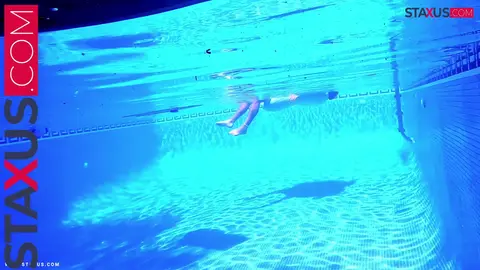 Idylle sperme à la piscine !