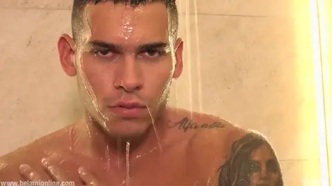 Douche et solo avec Kyle Brady