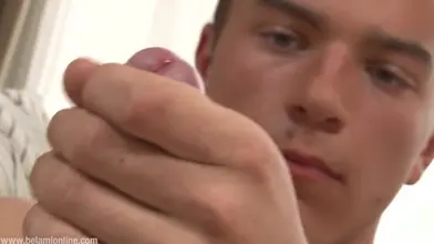Aiden Gleeson sur le canapé de casting