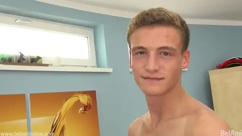 Josh Grazer sur le canapé de casting