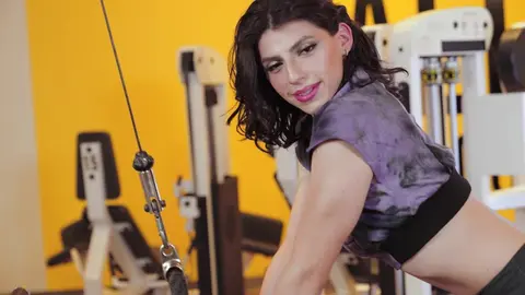Le cul du femboy sportif a droit à un entraînement supplémentaire