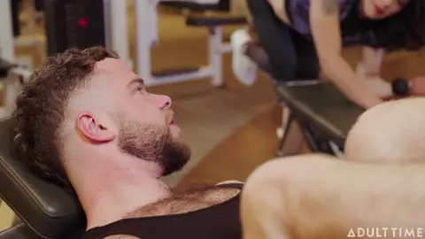 Le cul du femboy sportif a droit à un entraînement supplémentaire