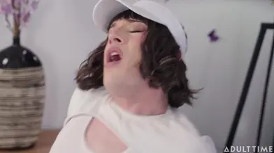 Le femboy tennisman prend un grand chelem dans le cul