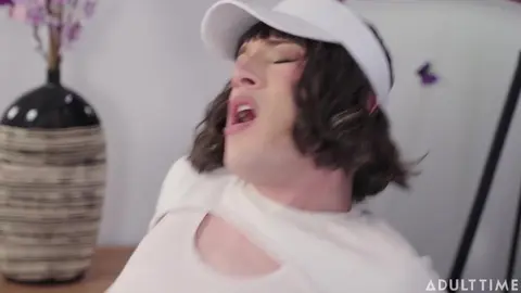 Le femboy tennisman prend un grand chelem dans le cul