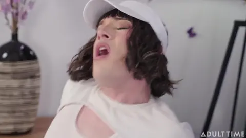 Le femboy tennisman prend un grand chelem dans le cul