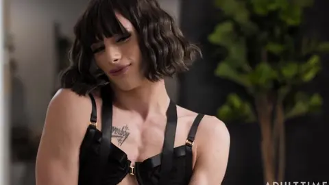 Un femboy timide allume son copain avec de la lingerie sexy