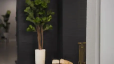 Un femboy timide allume son copain avec de la lingerie sexy