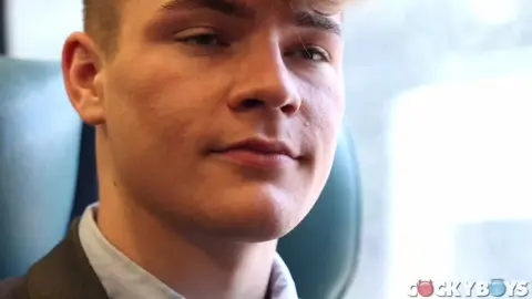 UN LIEU SECRET : Carter Collins et Oliver Marks
