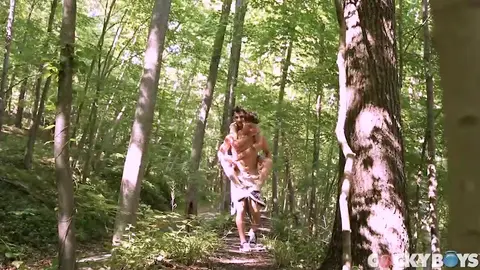 C’est l’été chez CockyBoys : Cole Claire et Taylor Reign